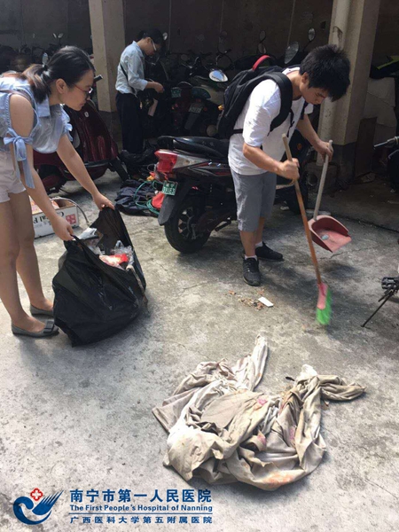 3.宿舍区电车棚卫生清理现场.jpg