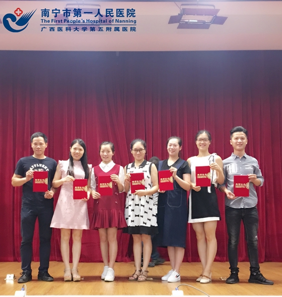 1.图为护士陆荣义参加创伤团队比赛荣获团队一等奖现场.jpg