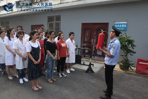 保卫科科长张满义向同学们演示如何使用灭火器.jpg