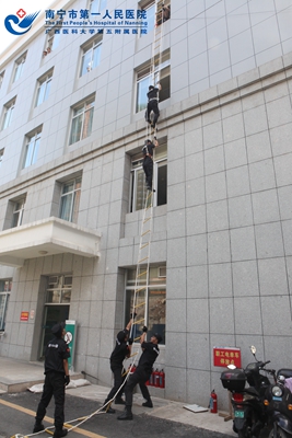 演示使用逃生梯_.jpg