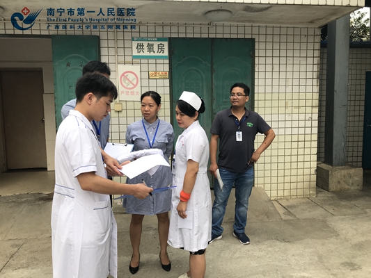 图1:督查小组按创卫标准进行自查.jpg