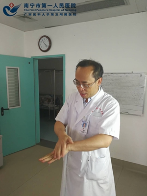 骨科戴海主任演示手卫生.jpg