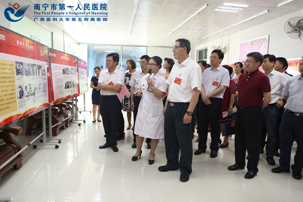 区政协委员们听取韦冬梅院长对推进紧密型医联体建设工作的汇报.jpg