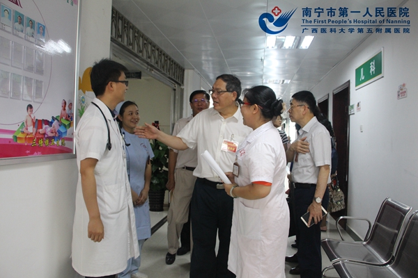 区政协陈刚副主席与我院派驻三塘镇卫生院的儿科副主任梁彩庆亲切交谈.jpg