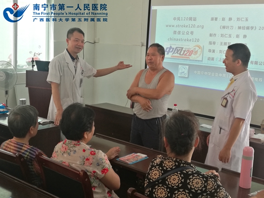3.黄文越主任向三塘镇卫生院的医护人员赠送“神经系统疾病”相关指南汇编等实用专业书籍.jpg