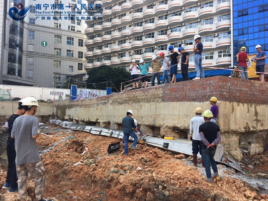 2.医技综合楼锚索拉拔试验现场.jpg