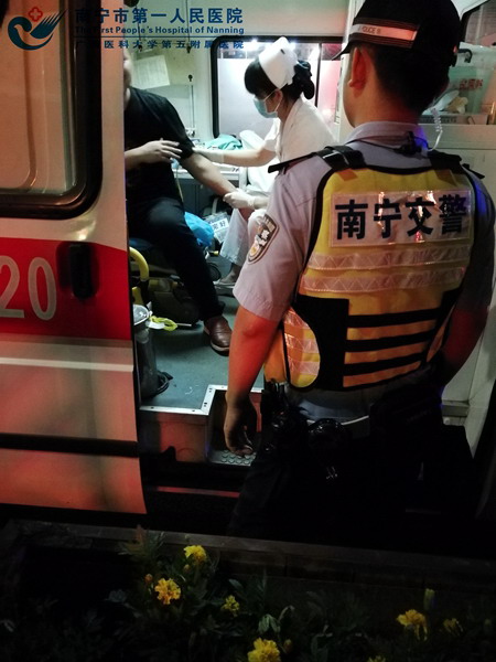 1.护士配合交警部门夜查酒驾现场1.jpg