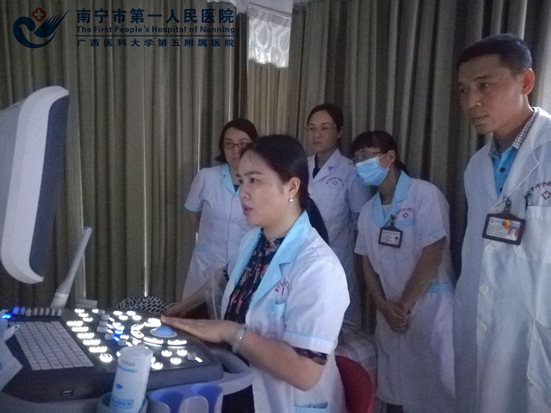2.卫生院的医技人员认真学习.jpg