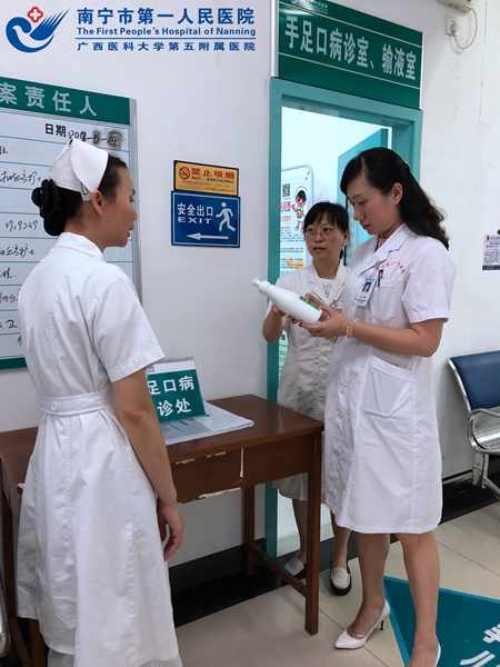 1.图为院感科开展手足口病安全巡查工作现场.jpg