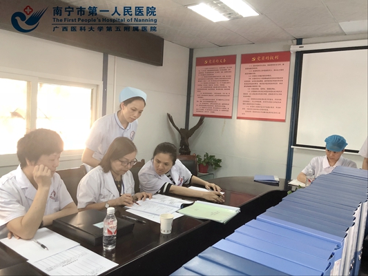 2.图为我院质量与安全管理办公室李家萱现场查阅资料.jpg