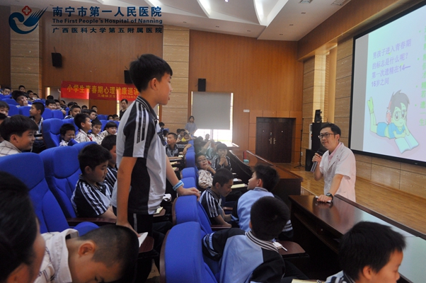 1.南宁市第一人民医院派驻三塘镇卫生院的儿科主任曹棨在南宁市天桃试验学校开展校园生理卫生讲座现场.jpg