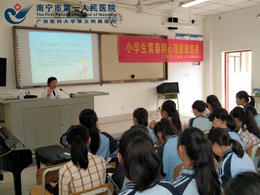 2.曾于珍在南宁市天桃试验学??剐T吧砦郎沧?jpg