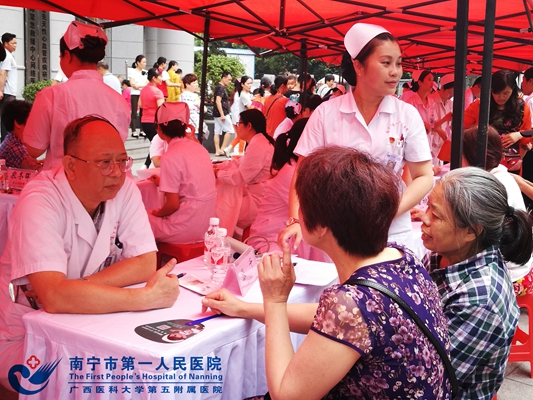 专家义诊现场.jpg