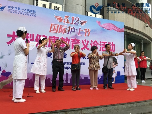 1.与居民们一起做预防痴呆手指操.jpg