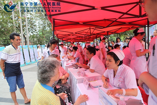 1.图为我院在新门诊楼举办纪念庆?!?_12”国际护士节系列活动之大型健康教育义诊活动现场.jpg