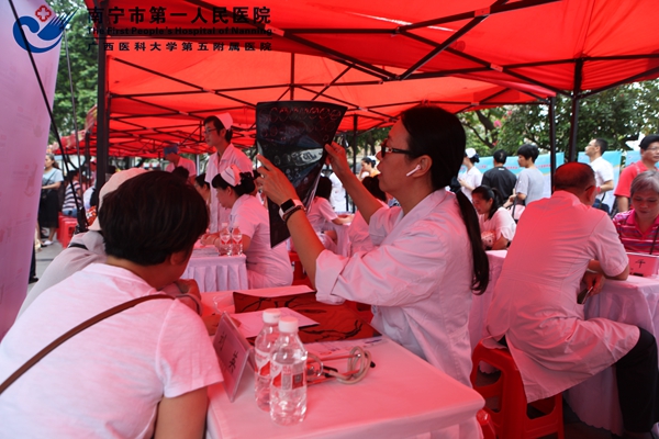 2.图为刘英主任为居民做健康咨询.jpg