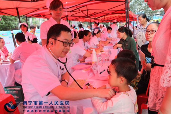 3.图为我院儿科专家曹棨主任为小朋友做体格检查.jpg
