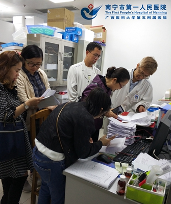 2018-4-26南国妇产医院在西药房参观学习.jpg