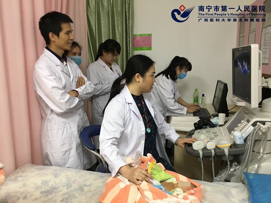 1.图为韦舒静主任介绍新生儿心脏彩超检查手法和技巧.jpg