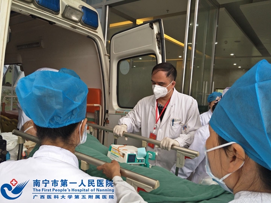 1.图为我院专家为危重病人转运保驾护航.jpg