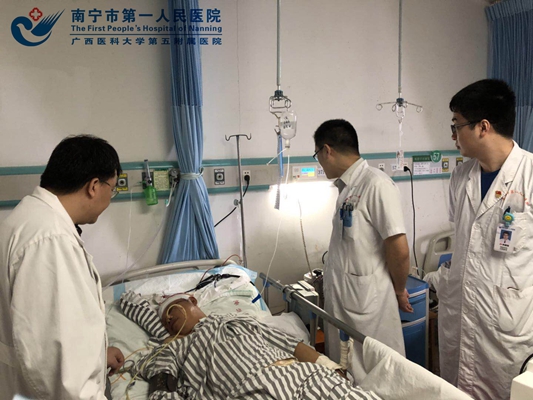 2图为神经外科魏风主任医师查房.jpg