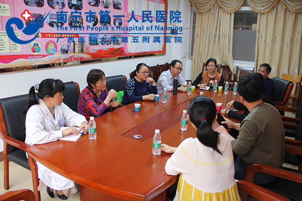 南宁市第一人民医院专家与武鸣区妇幼保健院医务人员讨论查房指导工作.jpg