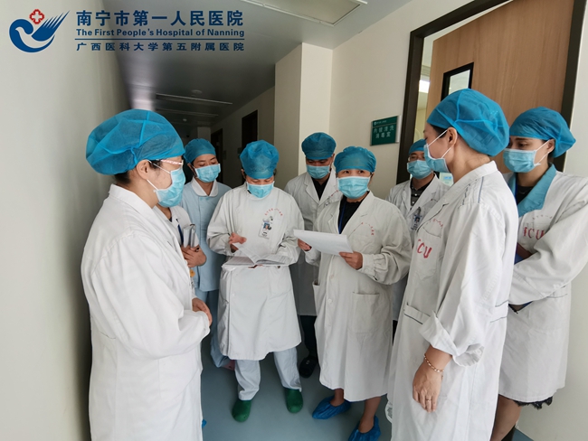 1571362665729066043.jpg 院感专家在ICU进行现场检查.jpg