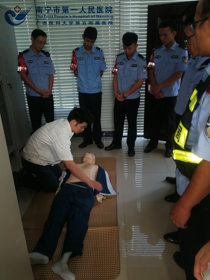 1571364376380040882.jpg 讲解心肺复苏方法操作方法.jpg