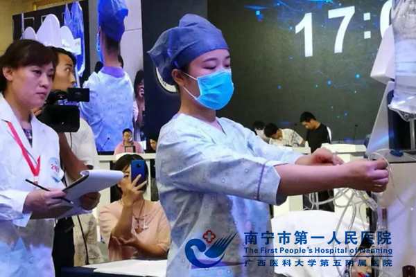 比赛现场肖丽护士操作娴熟.jpg