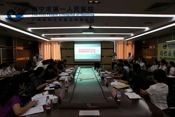专家听取汇报.jpg