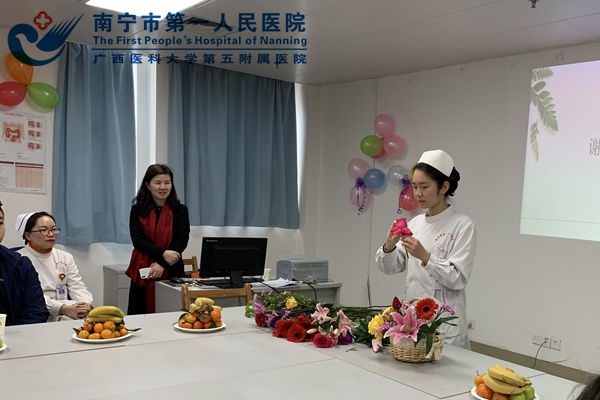莫海迪护士演示插花过程.jpg