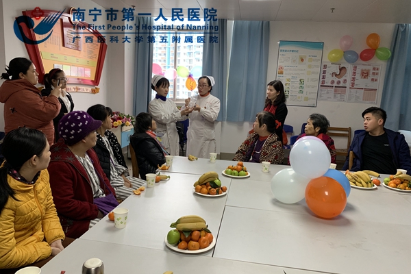叶红护士长和刘彦君护士长讲解PICC冲管内容及注意事项.jpg