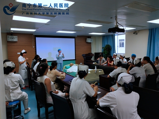 黄静组长进行点评.jpg
