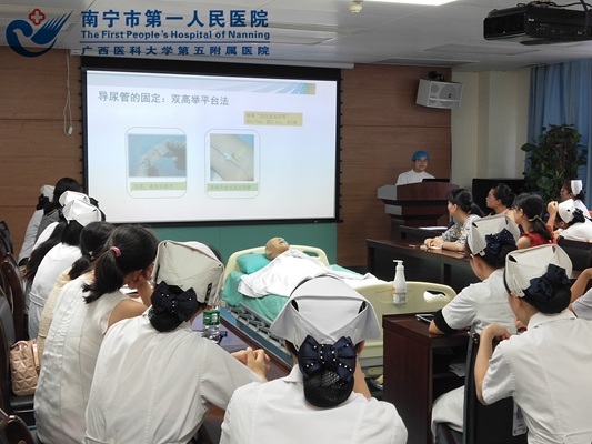 肖丽讲解固定的方法.jpg