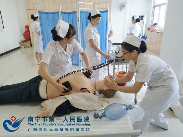护理人员进行心肺复苏训练.jpg
