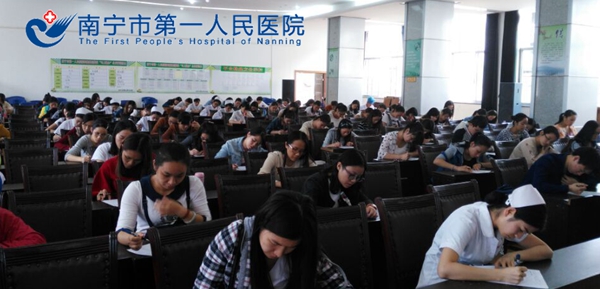 护理人员认真考试.jpg