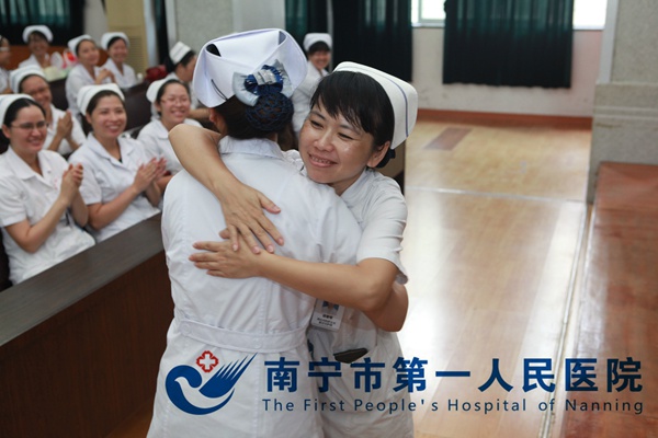 护士长与新护士拥抱.JPG