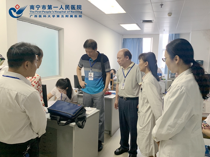 1571966372066051131.jpg 稽核组在病房查询在院病历.jpg