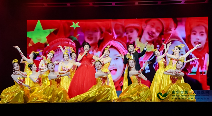 1571966542803025165.jpg 歌曲《我和我的祖国》剪影二(照片来源:南宁市第四人民医院).jpg