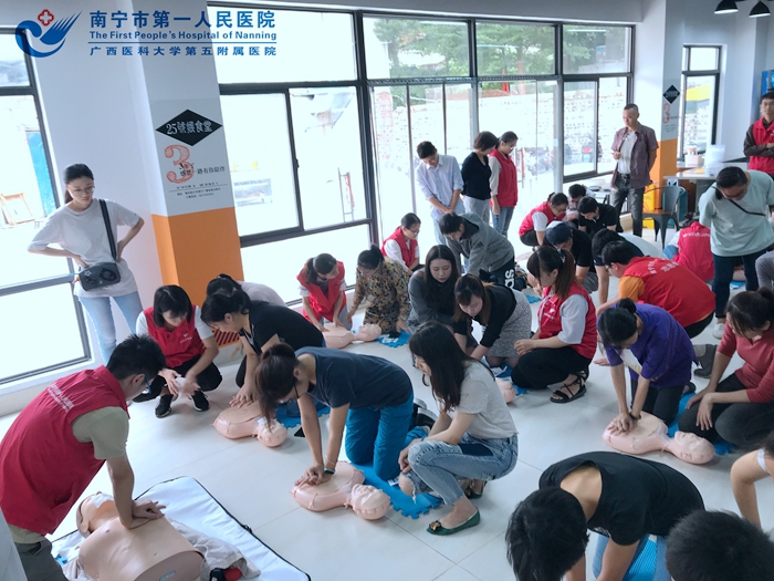 1571966698280039567.jpg 2.图为南宁广播电视台干部职工参与心肺复苏实践.jpg