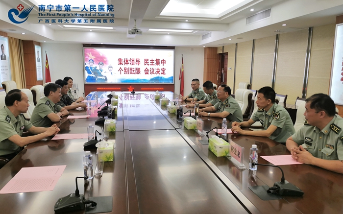 1571966823910050690.jpg 慰问组与师机关首长座谈.jpg
