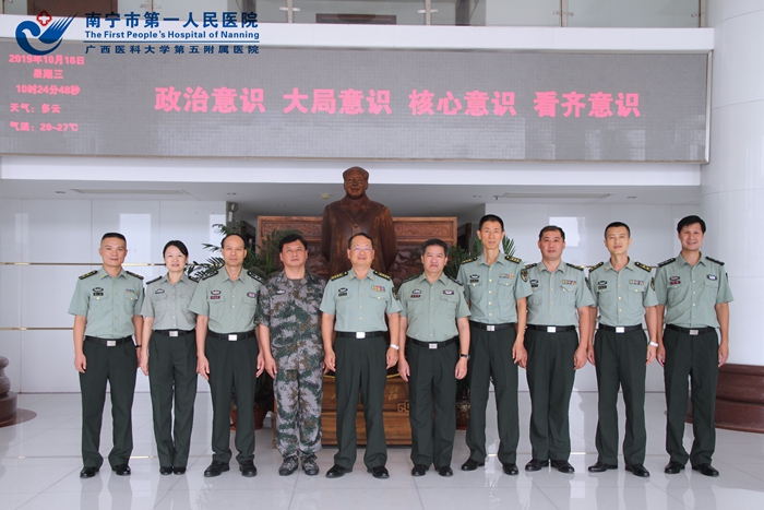 1571966841473082271.jpg 慰问组与师机关首长合影.jpg