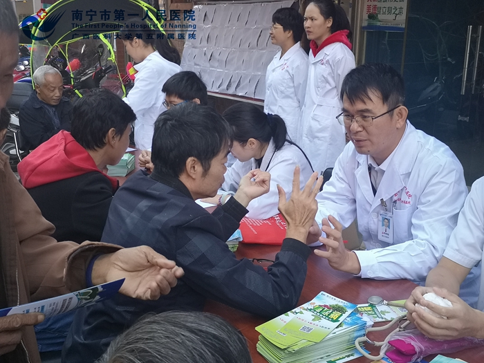 1572519326178066497.jpg 2.我院义诊医师认真问诊.jpg