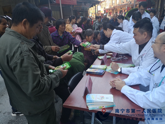 1572519335687050794.jpg 1.我院义诊医师向群众发放保健药品.jpg