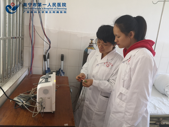 1572519346056021472.jpg 3.我院专家指导护理操作.jpg