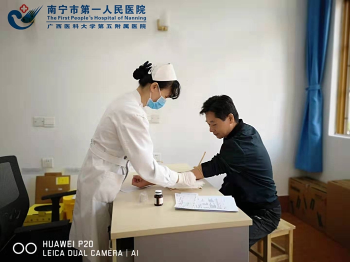 2019年11月15日，韦护士熟练的为体检对象抽血.jpg