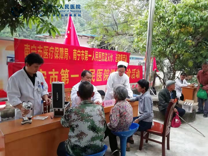 我院义诊专家团队为群众进行义诊.jpg