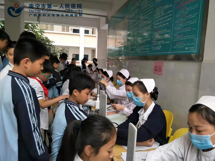 1574242072092062205.jpg 护士在为学生测量血压.jpg