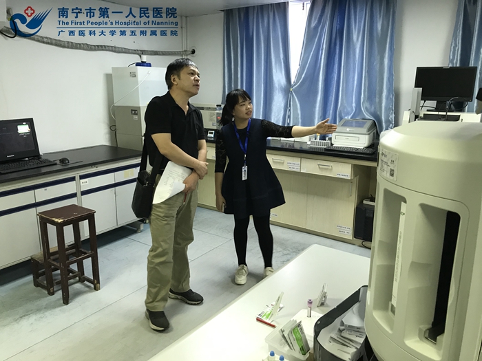 1574244511431042762.jpg 图2:检查专家现场查看医疗环境.jpg