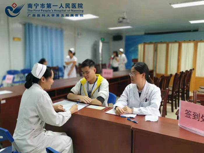 1574245241785027350.jpg 图片1.预防保健科工作人员为接种者讲解疫苗接种注意事项.jpg